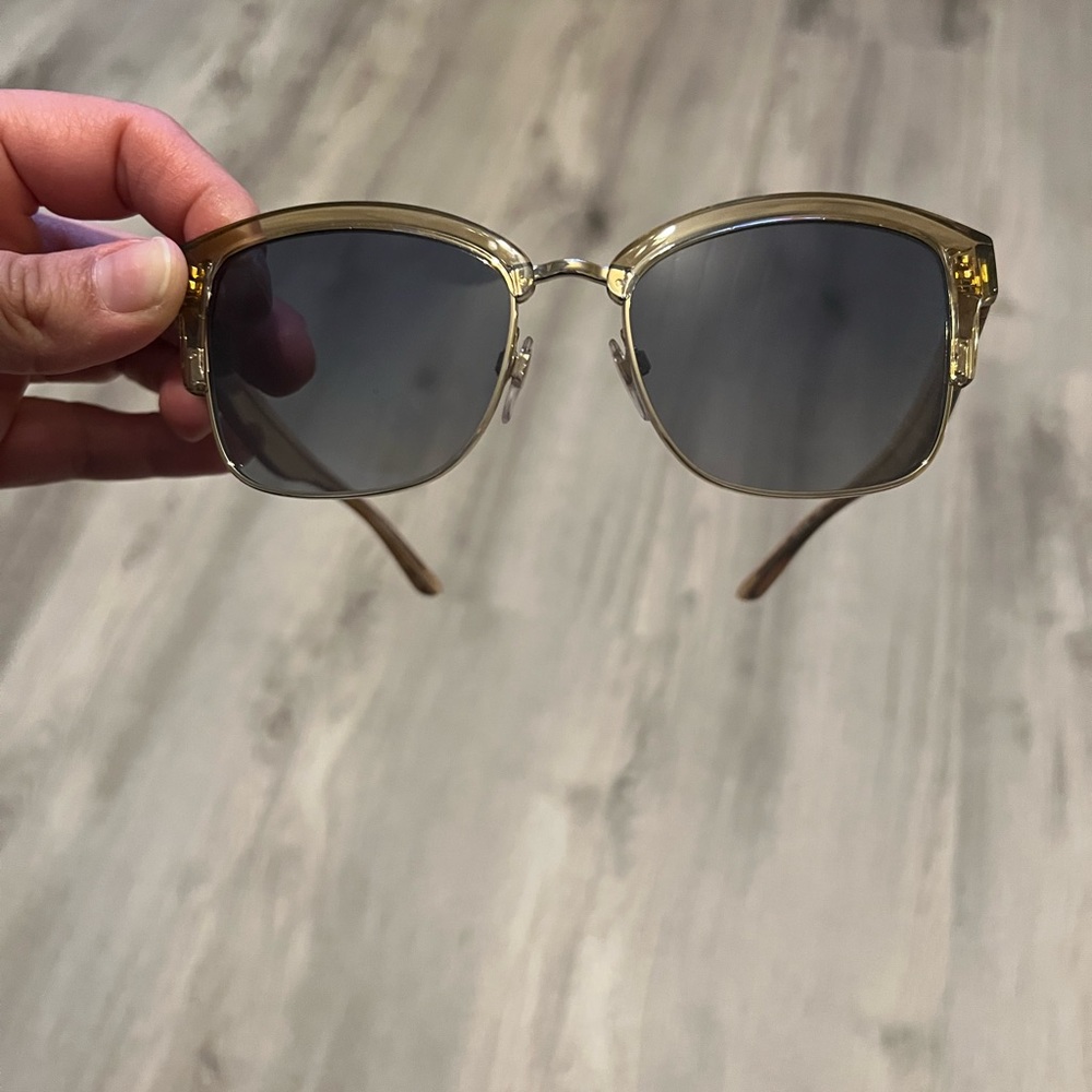 Burberry sunglasses new no scratches with box